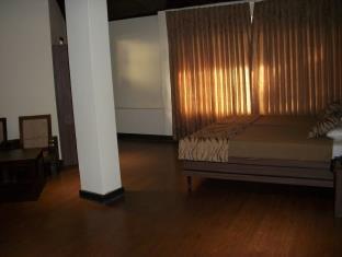 The Corner Hotel Нейнитал Екстериор снимка